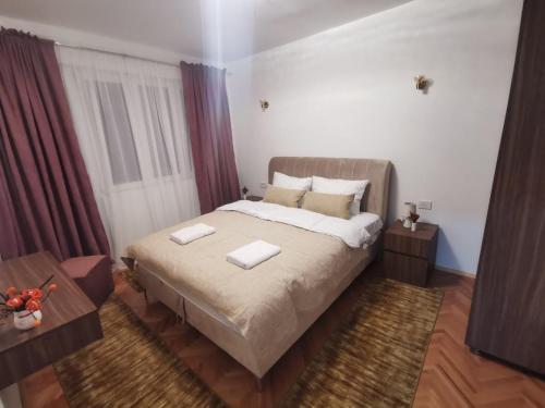 007 Apartments - Strumica, Macedonia في ستروميكا: غرفة نوم عليها سرير وفوط