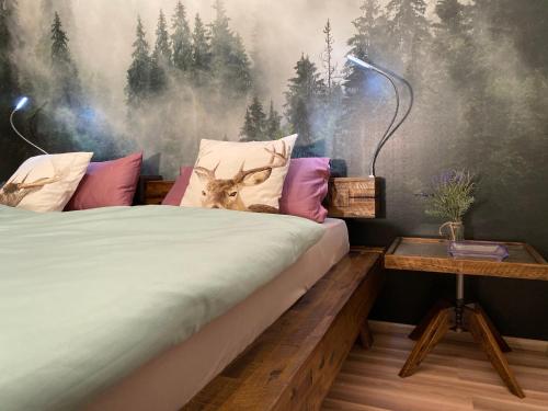 een slaapkamer met een bed met een hertenkop erop bij Black Forest Villa in Lahr