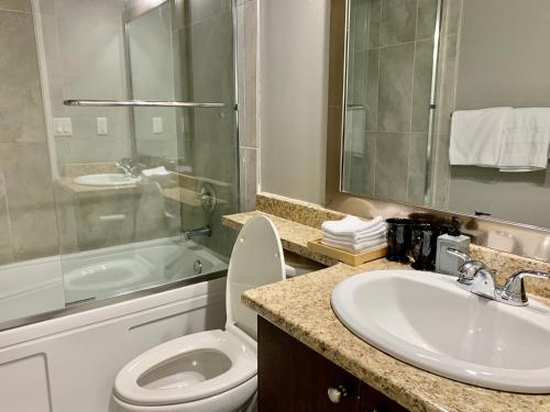 y baño con aseo, lavabo y ducha. en Spacious Burnaby Guest Home en Burnaby