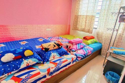 46 Jb Tmn Century 5Room 18pax near CIQ KSL Mall في جوهور باهرو: غرفة نوم مع سرير مع لحاف قطة مرحب