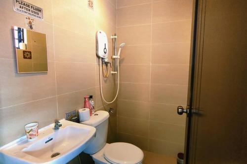 y baño con aseo y lavamanos. en 46 Jb Tmn Century 5Room 18pax near CIQ KSL Mall en Johor Bahru