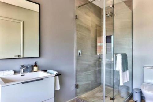 Et badeværelse på Stunning 1-bedroom apartment with mountain views