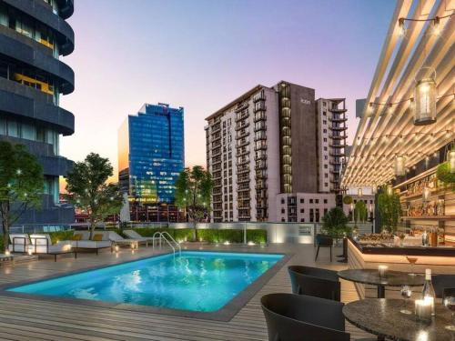 Swimmingpoolen hos eller tæt på Stunning 1-bedroom apartment with mountain views