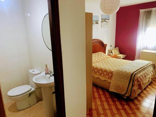 ein Bad mit einem Bett, einem WC und einem Waschbecken in der Unterkunft Encantadora Boutique Home Villa Juan in Corme-Puerto