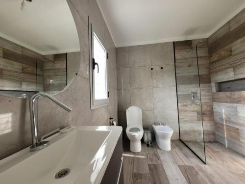 La salle de bains est pourvue d'une baignoire, de toilettes et d'une douche. dans l'établissement Casa Sierras de Córdoba Villa el Diquecito, à La Calera
