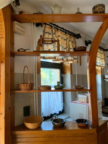 a room with shelves with baskets and a window at Bolla Nyaralóház in Hegyhátszentjakab