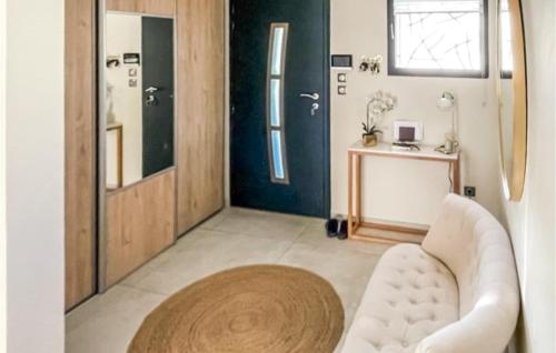 ein Wohnzimmer mit einer weißen Couch und einer Tür in der Unterkunft 4 Bedroom Awesome Home In Piolenc in Piolenc