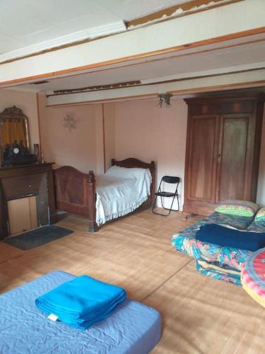 una camera con un letto e due letti Sidx Sidx Sidx Sidx Sidx di le repos du voyageur a Estadens