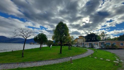 um parque com árvores ao lado de um corpo de água em Belvedere Clusane Camping em Iseo