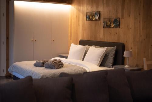 - une chambre avec un grand lit et des draps blancs dans l'établissement Domein Den Buiten Bed And Breakfast DnD, à Saint-Nicolas