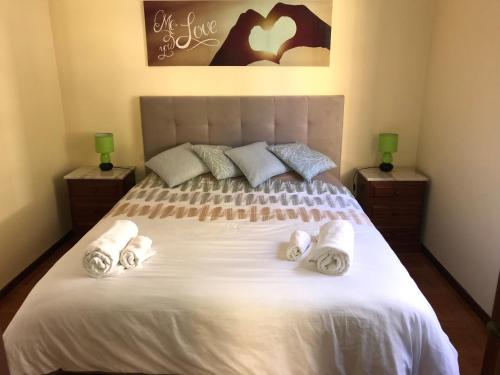 um quarto com uma cama com toalhas em Terra Chã Cottage,FEEL Home, em São Vicente