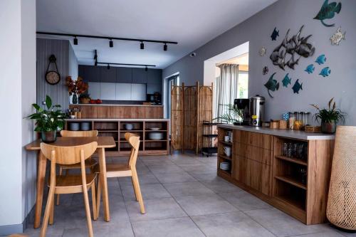uma cozinha com mesa e cadeiras num quarto em Villa nad Zalewem em Dziwnówek