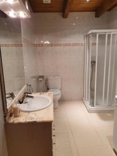 uma casa de banho com um lavatório, um WC e um chuveiro em Allotjament Rural Casa Bernat em Sapeira