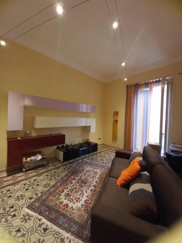 uma sala de estar com um sofá e um tapete em Interno10 em Bari