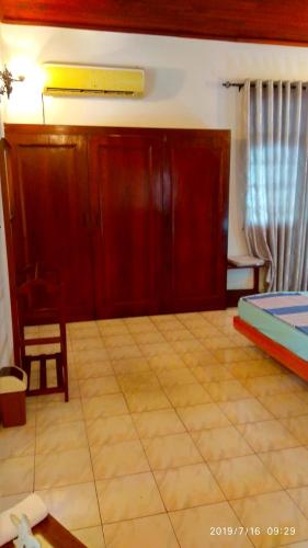 a room with a bed and a table and a chair at Ceylon Travel and Stay Lodge in Battaramulla