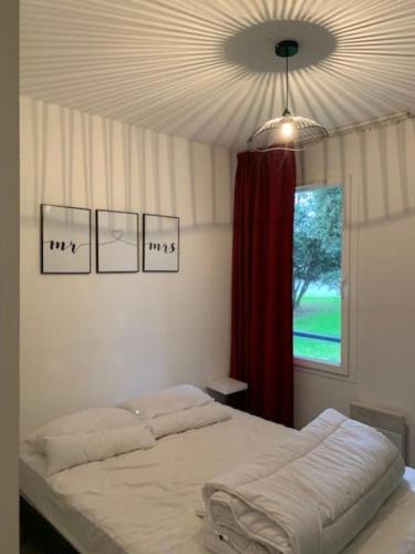 une chambre avec un lit et une fenêtre dans l'établissement Agréable appartement dans Résidence à Pornichet, à Pornichet