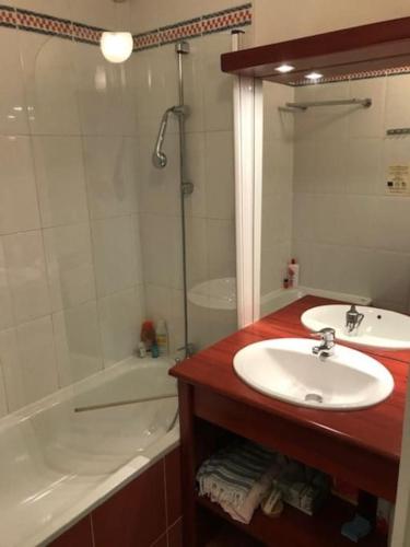 une salle de bain avec un lavabo, une douche et une baignoire dans l'établissement Agréable appartement dans Résidence à Pornichet, à Pornichet