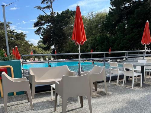 - un billard avec des tables, des chaises et un parasol rouge dans l'établissement Agréable appartement dans Résidence à Pornichet, à Pornichet