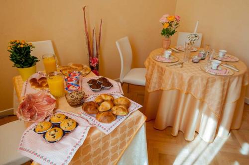 - une table avec des assiettes de nourriture et de boissons dans l'établissement B&B Gasiso, à Monfalcone