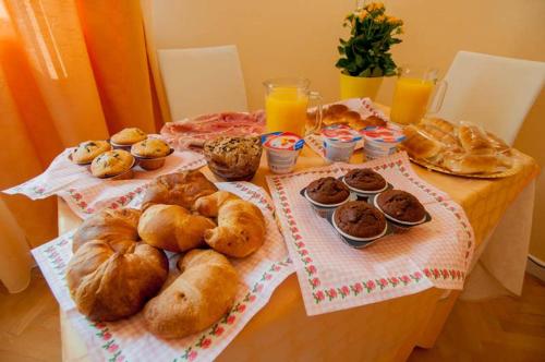 - une table avec un bouquet de pain et de viennoiseries dans l'établissement B&B Gasiso, à Monfalcone