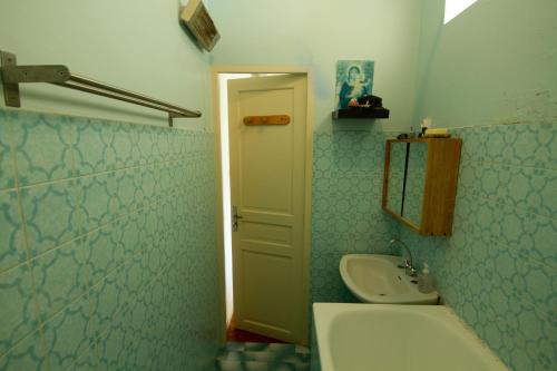 uma casa de banho com um lavatório, um WC e um espelho. em Jolie chambre dans appartement cosy en plein centre em Marselha