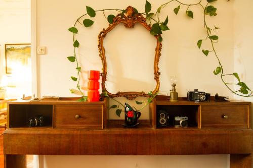 um espelho em cima de uma mesa de madeira em Jolie chambre dans appartement cosy en plein centre em Marselha