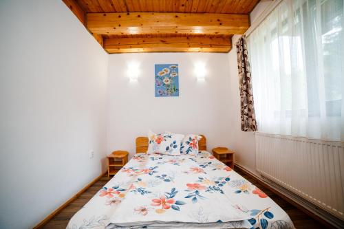 Giường trong phòng chung tại Casa Tudor