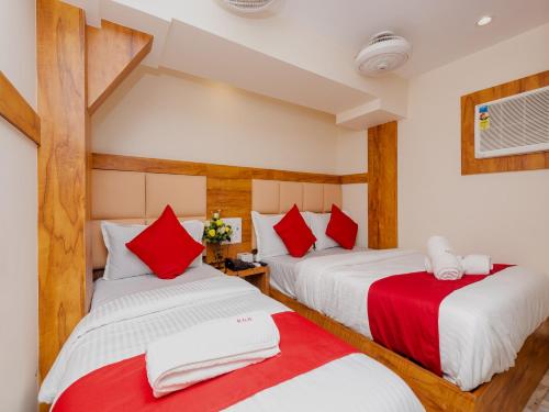 Postel nebo postele na pokoji v ubytování Hotel KGN Near CST Railway Station Mumbai and Haj House Mumbai Near Crawford Market Mumbai