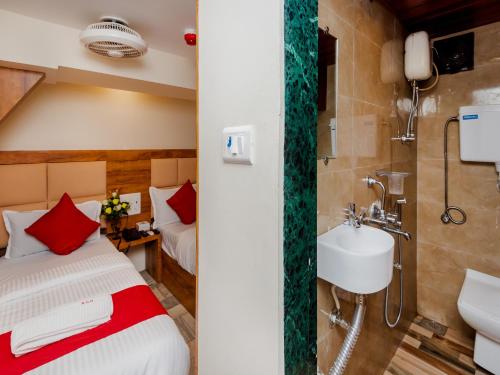 Koupelna v ubytování Hotel KGN Near CST Railway Station Mumbai and Haj House Mumbai Near Crawford Market Mumbai