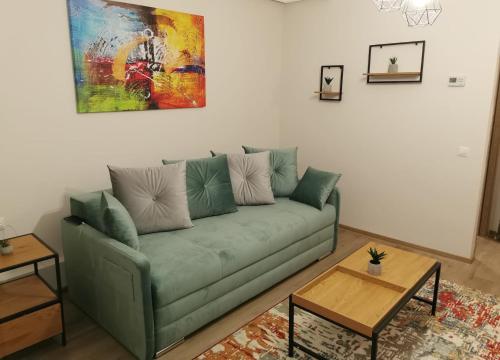 - un salon avec un canapé vert et une table dans l'établissement Modern Studio, à Târgu-Mureş