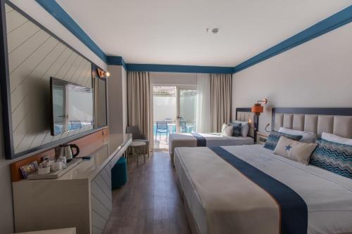 Ένα ή περισσότερα κρεβάτια σε δωμάτιο στο Maxeria Blue Didyma