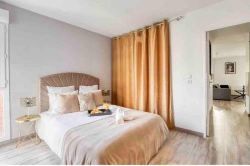 - une chambre avec un lit et un plateau de nourriture dans l'établissement Le Blue Dream DisneyLand Paris/ Val D’Europe, à Montévrain