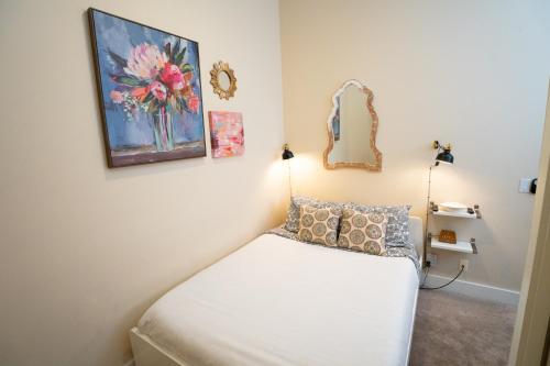 1 dormitorio con 1 cama y una pintura en la pared en Top Floor Water View Oasis near Space Needle & Cruise en Seattle