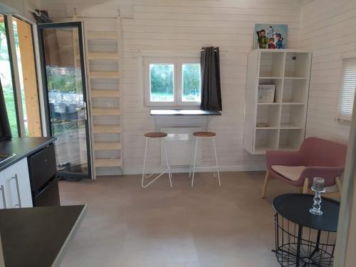 een kleine kamer met krukken en een tafel en stoelen bij Maisonnette in Talloires