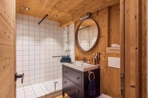 een badkamer met een wastafel, een spiegel en een bad bij Charmant T2 Megève, 10 min à pied du centre in Megève