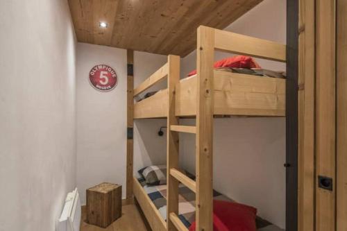 een kamer met 2 stapelbedden bij Charmant T2 Megève, 10 min à pied du centre in Megève