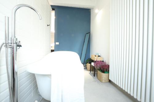 un bagno con lavandino bianco e porta blu di AGATOPISTO Animo Salmastro a Comacchio