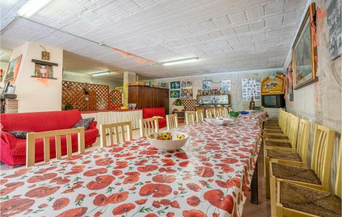 a dining room with a long table with flowers on it at Fico, Oliva, Mora in Calzolaro