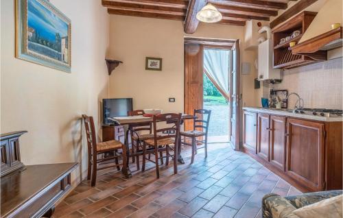 a kitchen and dining room with a table and chairs at Fico, Oliva, Mora in Calzolaro