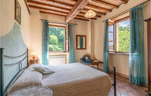 CalzolaroにあるFico, Oliva, Moraのベッドルーム1室(ベッド1台、窓2つ付)