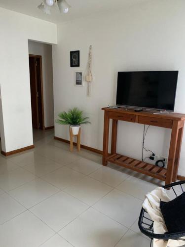 sala de estar con TV de pantalla plana sobre una mesa en Apartamento Paseo Plaza Navarro en Navarro