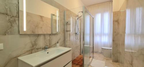 y baño blanco con lavabo y ducha. en Farah’s house, en Padua