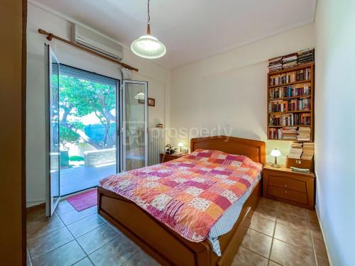 ニキティにあるPrivate Paradise in Nikitiのベッドルーム1室(ベッド1台付)、スライド式ガラスドアが備わります。