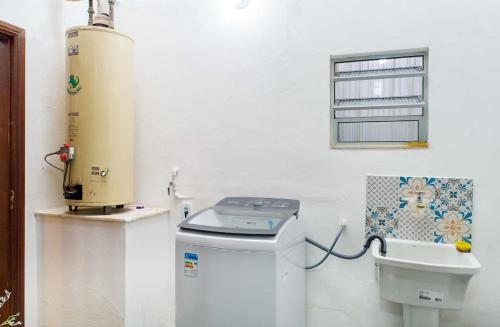 テレゾポリスにあるSítio Santarのトイレと洗面台付きのバスルーム