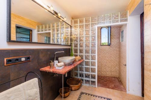La salle de bains est pourvue d'un lavabo et d'un miroir. dans l'établissement Finca Pep, à Sineu