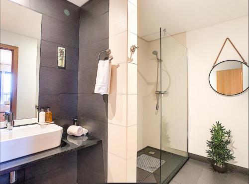ein Bad mit einem Waschbecken und einer Dusche in der Unterkunft Apartment Nata by HR MADEIRA in Caniço