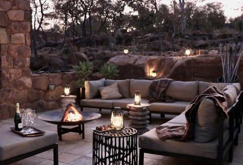 Ruang duduk di Matomo Safari Lodge