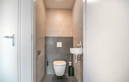 Ένα μπάνιο στο Cozy Home In Den Ham With Kitchen