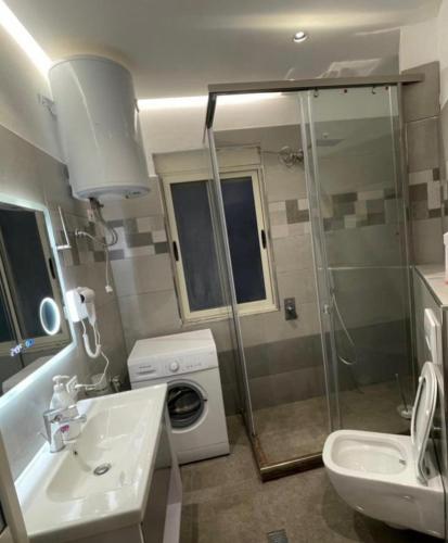 Ένα μπάνιο στο Nova Apartments two balcony