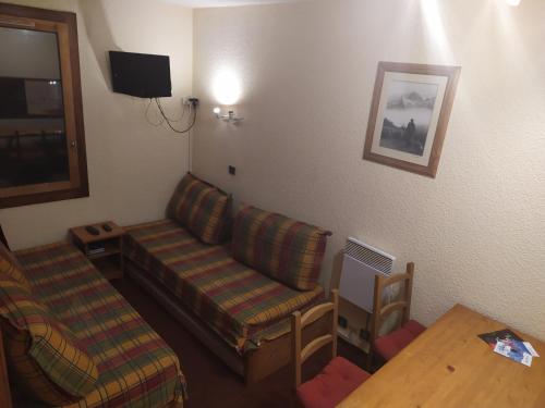 un salon avec un canapé et une table dans l'établissement appartement au pied des pistes, à Valmorel
